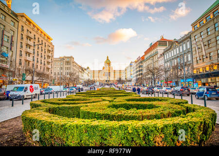 Praga, Repubblica Ceca - 18.01.2019: la gente sulla Piazza Venceslao a luci del tramonto a Praga, Repubblica Ceca. Foto Stock