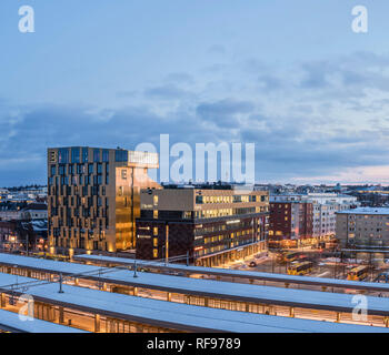 Vista sul centro di Uppsala presso la stazione ferroviaria in inverno al tramonto. Uppsala, Svezia e Scandinavia. Foto Stock
