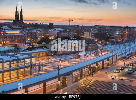 Vista sul centro di Uppsala presso la stazione ferroviaria in inverno al tramonto. Uppsala, Svezia e Scandinavia. Foto Stock