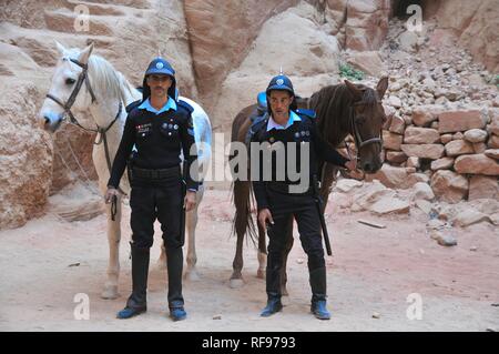 Polizia turistica Petra sito storico della Giordania EMIRATI ARABI UNITI Foto Stock