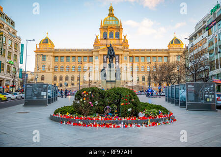 Praga, Repubblica Ceca - 18.01.2019: la gente sulla Piazza Venceslao a luci del tramonto a Praga, Repubblica Ceca. Foto Stock