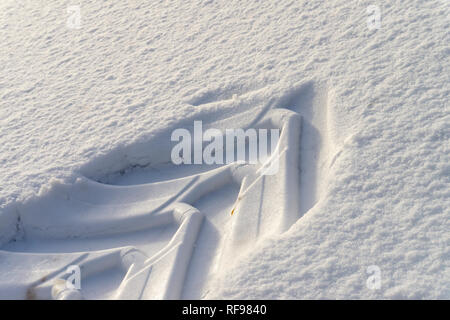 Per impieghi pesanti tracce del veicolo in fresco bianco inverno neve vista dal sovraccarico in un frame completo concettuale di sfondo delle stagioni Foto Stock