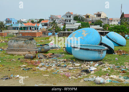 Mui Ne, Vietnam - 27 dicembre 2017. Pur essendo una delle principali attrazioni turistiche della zona, Mui Ne villaggio di pescatori è disseminato di spazzatura lungo l'essere Foto Stock