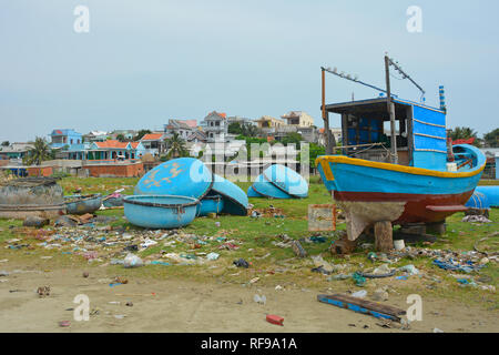 Mui Ne, Vietnam - 27 dicembre 2017. Pur essendo una delle principali attrazioni turistiche della zona, Mui Ne villaggio di pescatori è disseminato di spazzatura lungo l'essere Foto Stock