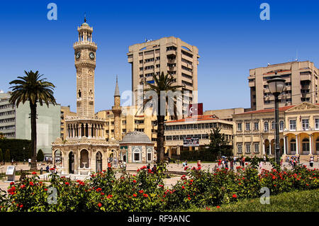 Il famoso Saat Kulesi clock tower, Konak Meydam square. Izmir, Turchia Foto Stock