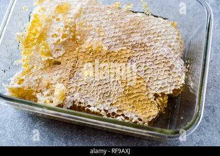 Freschi pezzi di favo di miele in recipiente di vetro. Alimenti biologici. Foto Stock