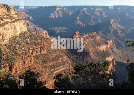 Splendida vista del Grand Canyon dal vicino al Grand Canyon Village, South Rim, il Parco Nazionale del Grand Canyon, Arizona, Stati Uniti. Foto Stock
