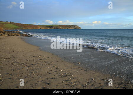 Vista dalla spiaggia Pendower attraverso Gerrans bay a NSI testa, penisola di Roseland, Cornwall, Regno Unito Foto Stock