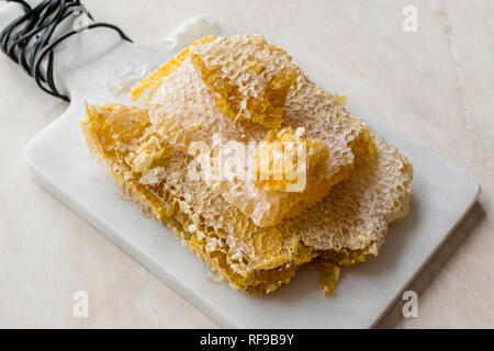 Freschi fette favo di miele sul bordo di marmo. Alimenti biologici. Foto Stock