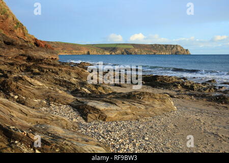 Vista dalla spiaggia Pendower attraverso Gerrans bay a NSI testa, penisola di Roseland, Cornwall, Regno Unito Foto Stock