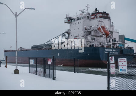 Un'immagine del porto di Goderich in inverno. Vista di un'imbarcazione di grandi dimensioni. Foto Stock