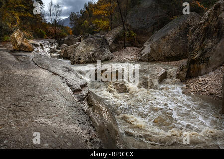 Gonfio fiume Orta dopo una pioggia pesante, Abruzzo Foto Stock