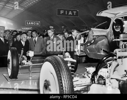 Motor Show, Luigi Einaudi e Gianni Agnelli di Torino, Piemonte, Italia 1955 Foto Stock