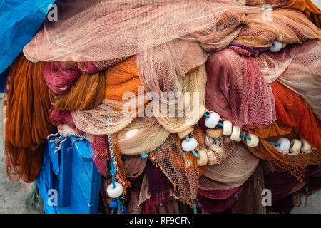 Sfondo colorato di reti da pesca e galleggianti, a Bermeo Foto Stock