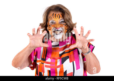 Senior donna con tiger face-paint isolato in bianco Foto Stock