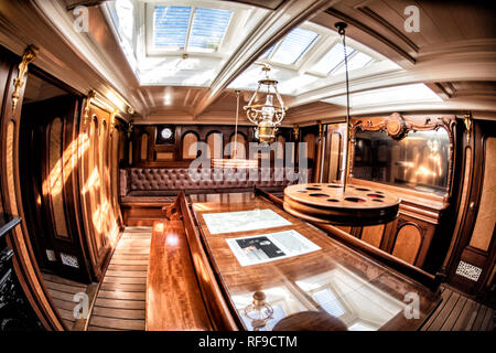 Cutty Sark Officer's Galley Greenwich London // GREENWICH, London, United Kingdom — la galea dell'ufficiale all'interno della Cutty Sark, una nave clipper britannica restaurata del XIX secolo ancorata permanentemente a Greenwich. Costruita nel 1869 per il commercio del tè in Cina, la Cutty Sark era una delle navi più veloci del suo tempo, servendo poi nel commercio della lana australiana fino al 1895. La galea, o cucina della nave, fornisce ai visitatori informazioni sugli aspetti culinari della vita marittima a bordo di navi mercantili a vela durante l'era vittoriana. Oggi conservata come nave museo e designata come parte dell'UNESCO Maritime GRE Foto Stock