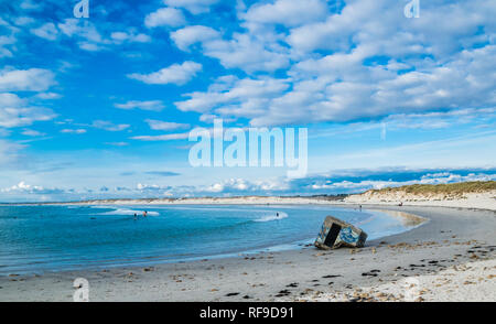 La spiaggia e l'Oceano Atlantico. Lampaul-Ploudalmezeau, Finisterre, Bretagna Francia Foto Stock