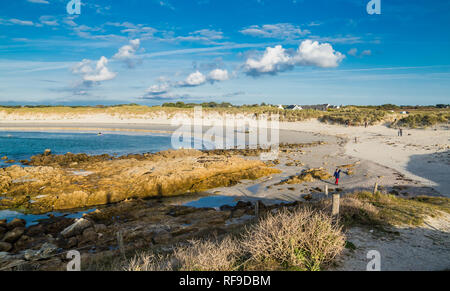 La spiaggia e l'Oceano Atlantico. Lampaul-Ploudalmezeau, Finisterre, Bretagna Francia Foto Stock