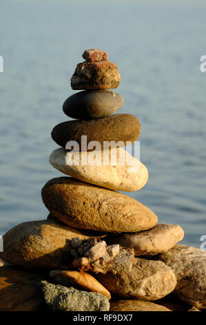 Bilanciamento di roccia, pietra bilanciamento, pietra pila o stack di roccia terra Arte in Camargue Provenza Francia Foto Stock