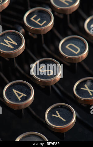 Tastiera macchina da scrivere dettaglio con lettere sulle parti superiori dei tasti Foto Stock
