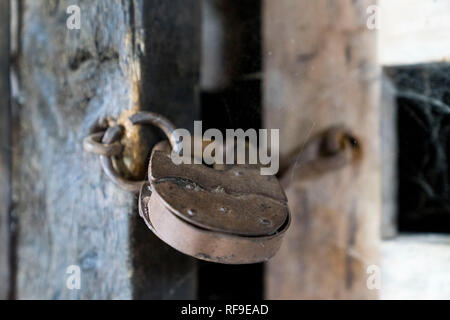 Lucchetto retrò su una porta di legno Foto Stock