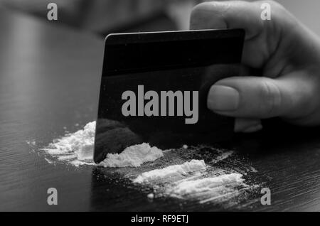 La cocaina in polvere sul tavolo Foto Stock