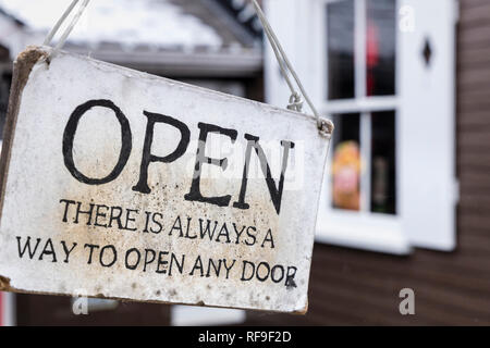 Un segno a spiovente, "c'è sempre un modo per aprire qualsiasi porta". Foto Stock