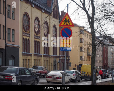 HELSINKI, Finlandia-marzo 27, 2016: Strada tipica della città Foto Stock