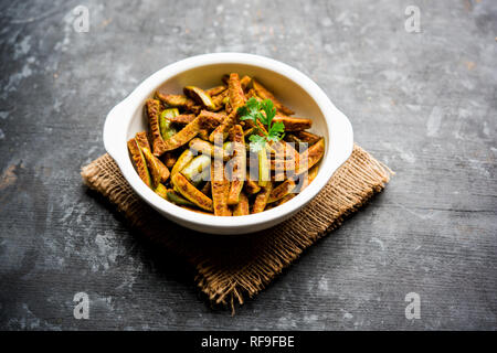 Sabzi Tindora / Tendli / RFI tondli noto anche come Ivy Gourd fry ricetta. Il fuoco selettivo Foto Stock