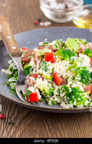 Insalata con cuscus, pomodori, broccoli, tabulé, estate piatto sano Foto Stock