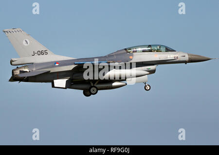 LEEUWARDEN, PAESI BASSI - Apr 21, 2016: Royal Netherlands Air Force General Dynamics F-16 Fighting Falcon jet da combattimento di atterraggio su Leeuwarden airbas Foto Stock