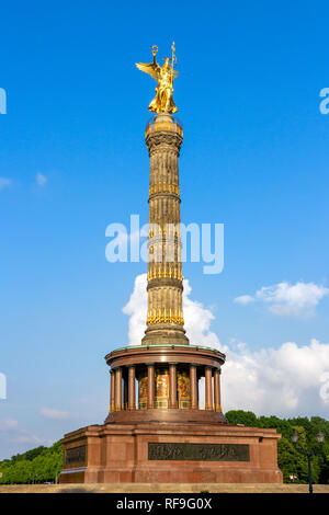 La colonna della vittoria monumento con un platform di visualizzazione nella parte superiore per una città vista sulla città di Berlino, Germania Foto Stock