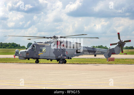 Berlino - giu 2, 2016: British Royal Navy Wildcat elicottero sulla pista di Berlin-Schoneveld aeroporto. Foto Stock