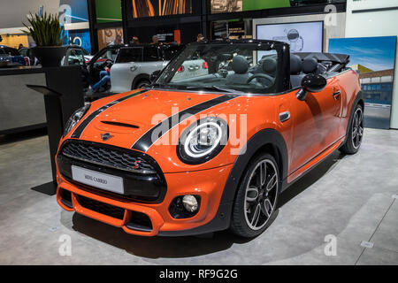 Bruxelles - Jan 18, 2019: Mini Cooper Cabrio auto presentati presso la 97Bruxelles Motor Show 2019 Autosalon. Foto Stock