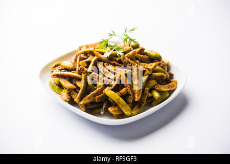 Sabzi Tindora / Tendli / RFI tondli noto anche come Ivy Gourd fry ricetta. Il fuoco selettivo Foto Stock