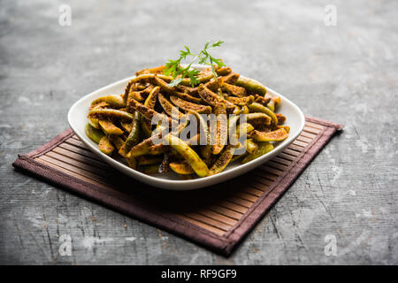 Sabzi Tindora / Tendli / RFI tondli noto anche come Ivy Gourd fry ricetta. Il fuoco selettivo Foto Stock