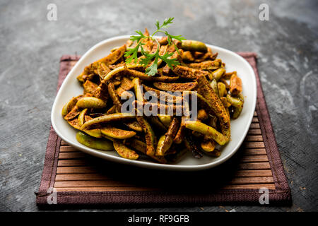 Sabzi Tindora / Tendli / RFI tondli noto anche come Ivy Gourd fry ricetta. Il fuoco selettivo Foto Stock