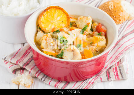 Stufato di pesce con verdure e riso, deliziosa cena salutare, limone, spezie, pane Foto Stock