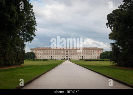 Il Royal Palace, simbolo di Caserta e un Sito Patrimonio Mondiale dell'UNESCO, è uno dei più importanti monumenti del patrimonio artistico italiano. Foto Stock