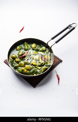 , Aloo Palak sabzi o spinaci patate curry serviti in una ciotola. Popolare indiana ricetta sana. Messa a fuoco selettiva Foto Stock