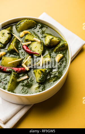 , Aloo Palak sabzi o spinaci patate curry serviti in una ciotola. Popolare indiana ricetta sana. Messa a fuoco selettiva Foto Stock