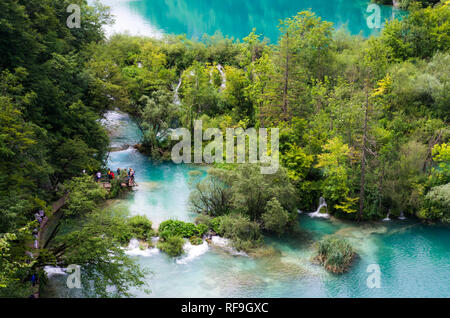 Il parco nazionale di Plitvice, Croazia, Europa. Fantastica vista sui laghi e cascate circondata da una foresta. Foto Stock