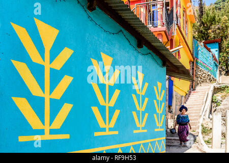 Santa Catarina Palopo, lago Atitlan, Guatemala - 29 dicembre 2018: Dipinto huipil disegni sulle case specchio abito tradizionale locale di popolo Maya Foto Stock