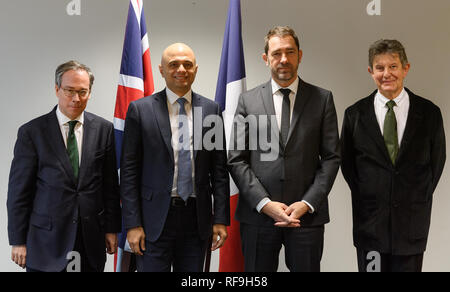 (Da sinistra a destra) Ambasciatore britannico in Francia Edward Llewellyn, Home Secretary Sajid Javid, ministero degli Interni francese Christophe Castaner e ambasciatore della Francia al Regno Unito, Jean-Pierre Jouyet in una riunione presso la sede di Londra per concordare un nuovo piano di azione per rafforzare gli sforzi contro attività di migranti nel Canale della Manica. Foto Stock