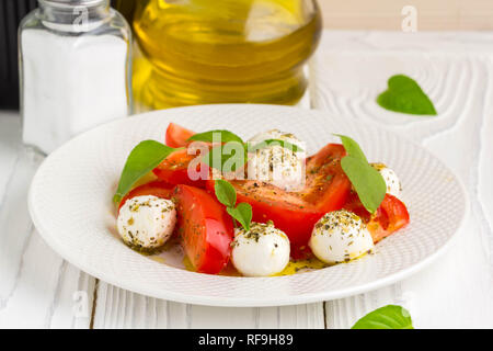 Italiano di pomodoro fresca insalata Caprese mozzarella e basilico, deliziosi piatti estivi leggeri snack Foto Stock