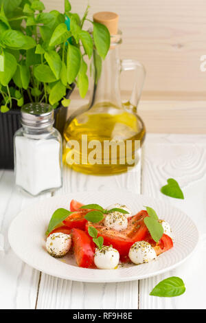 Italiano di pomodoro fresca insalata Caprese mozzarella e basilico, deliziosi piatti estivi leggeri snack Foto Stock