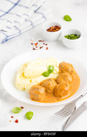 Le polpette di carne con purea di patate, cremosa salsa di pomodoro, classic cibo delizioso Foto Stock