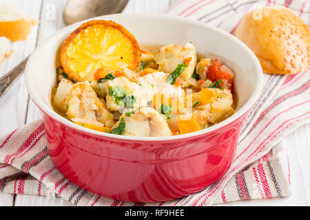 Stufato di pesce con verdure e riso, deliziosa cena salutare, limone, spezie, pane Foto Stock