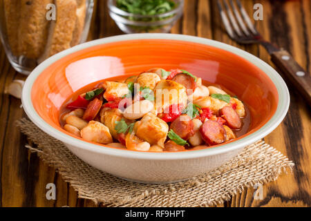 Stufato di pollo, salsicce, fagioli, pomodori, fatti in casa piatto di autunno Foto Stock