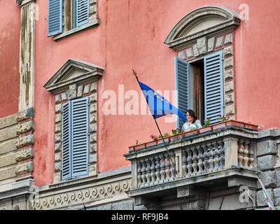 Donna godendo la vista dal balcone di palazzo Vecchio in piazza della Santissima Annunziata a Firenze, Italia. Foto Stock